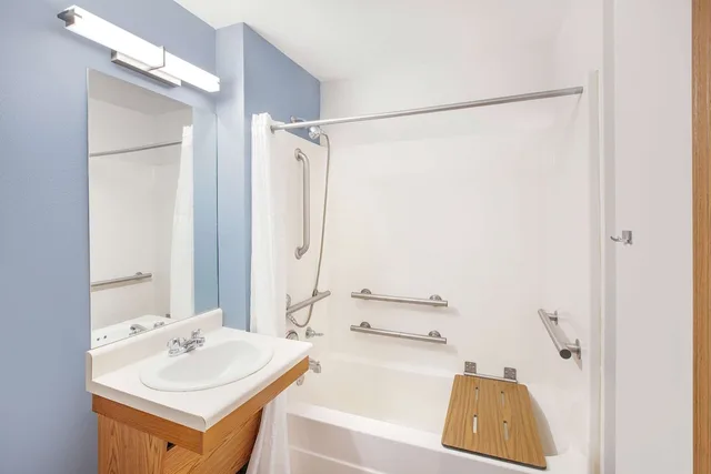 جناح بسرير كوين لذوي الإعاقة، WoodSpring Suites Bentonville 3/3