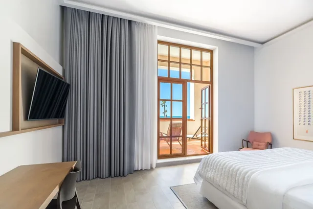 Grand, King Bed, Beach Front، Le Meridien Ra Beach Hotel And Spa 2/4