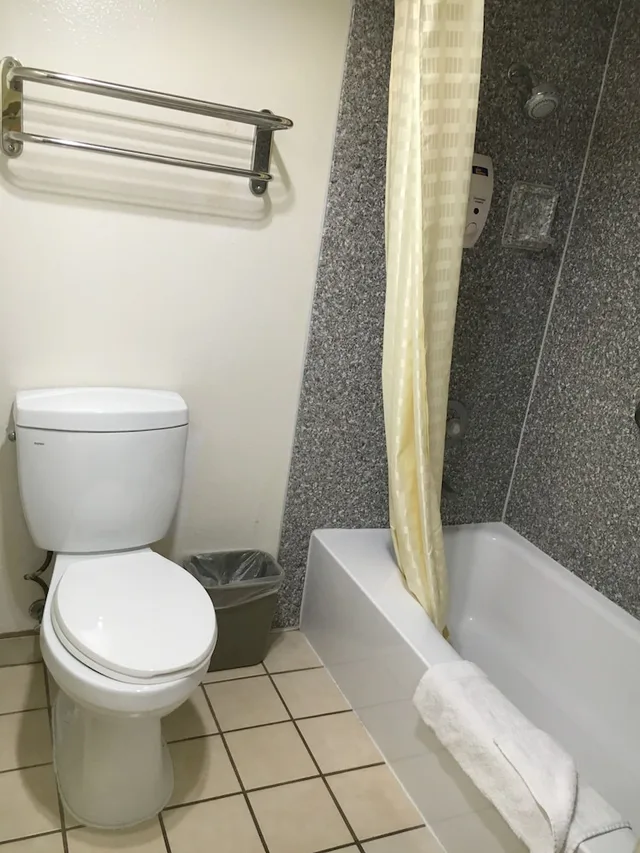غرفة بسرير كينج مع أريكة، Riverside Inn & Suites 3/5