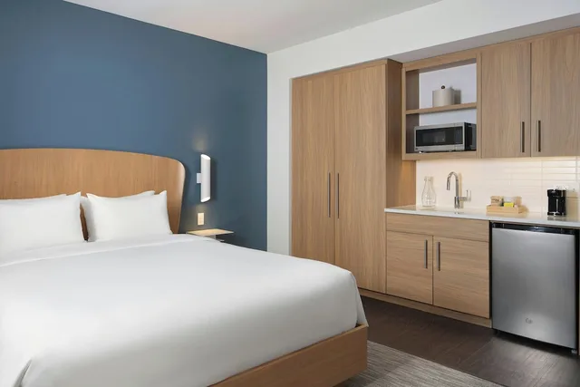 غرفة قياسية بسرير كينج، Magnuson Hotel Lenox 1/2