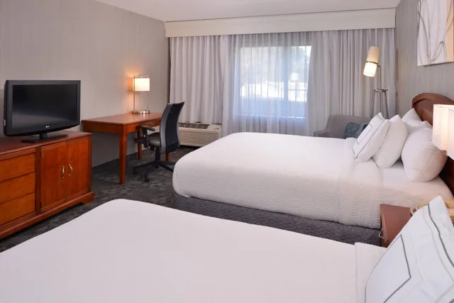 غرفة بسرير كوين بشرفة، Courtyard by Marriott Charlotte Gastonia 2/3