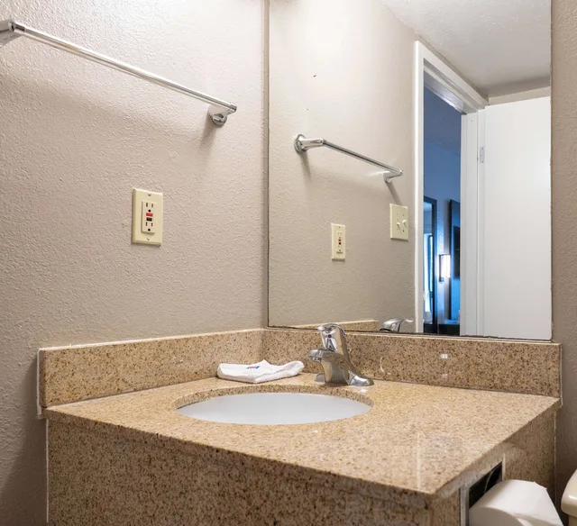 غرفة قياسية بسرير كينج، Motel6 Branford, CT - New Haven 7/7