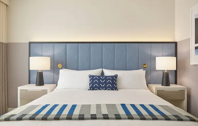 Aspen, Suite, King Bed, Sofa, Limelight Boulder 3/5