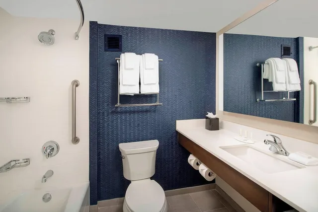 جناح بسرير كينج مع أريكة، Fairfield Inn Suites By Marriott Alexandria Landmark 4/8