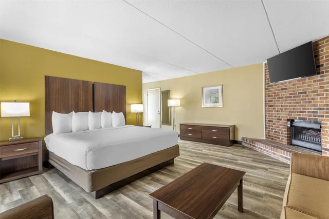 Room, King Bed, Pool Access، Best Western Plaza Inn 1/6