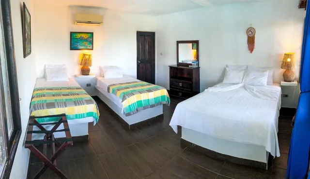 غرفة رباعية بسرير مزدوج وسريرين منفصلين بإطلالة على البحر، Marbella Eco Lodge 2/9