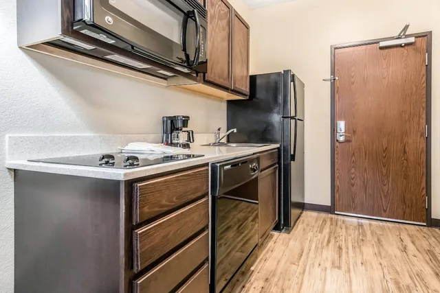 Efficiency, Queen Bed، Suburban Studios Washington, PA 7/7