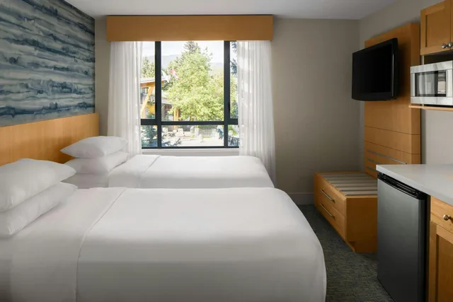 جناح بسرير كينج بشرفة بغرفتي نوم بمطبخ، Delta Whistler Village Suites 1/10