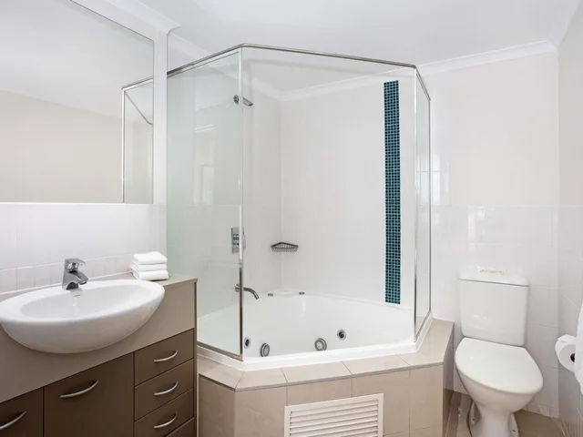 2 Bedrooms, Suite, 1 Queen and 1 Double Bed, Hinterland Town View, Sofa، Mantra Ettalong Beach 6/7