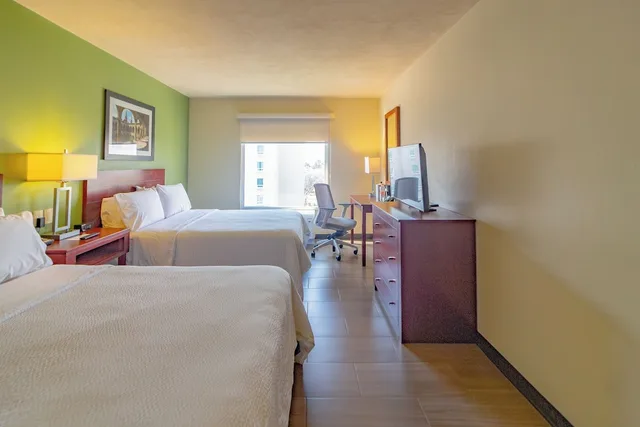 Standard, 2 Queen Beds, Central Building، Holiday Inn Express Guadalajara Aeropuerto an IHG Hotel 7/9