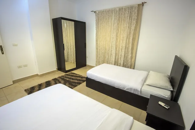 غرفة بسريرين منفصلين بحمام مشترك، Lilly Apartments 4/5