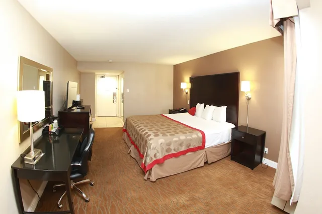 Upgrade, King Bed، Ramada by Wyndham Fresno North 2/3