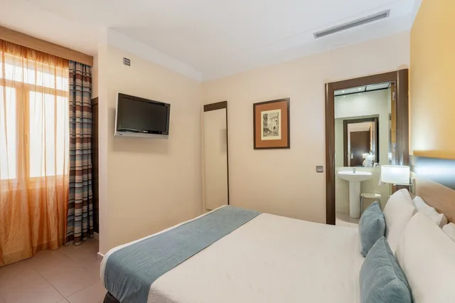 غرفة قياسية بسرير كوين، Hostal Ballesta 1/10