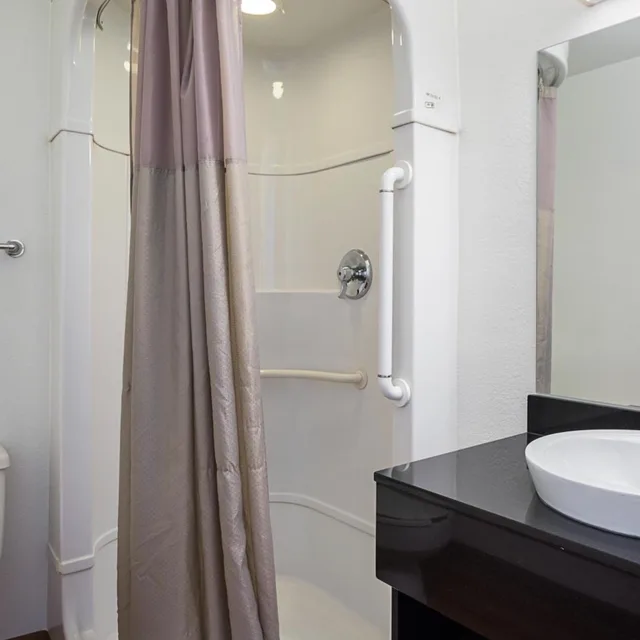 1 Full Bed - Mobility Accessible Tub، Motel6 Pueblo, CO - I-25 9/10