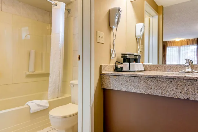 غرفة بسريرين كوين، Econo Lodge Inn & Suites North Vancouver 5/7