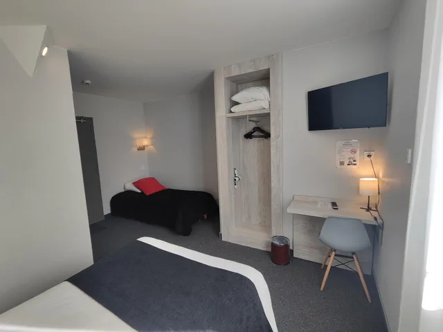 غرفة ثلاثية بسرير كوين وسرير فردي، Brit Hotel Suisse Et Bordeaux 10/10