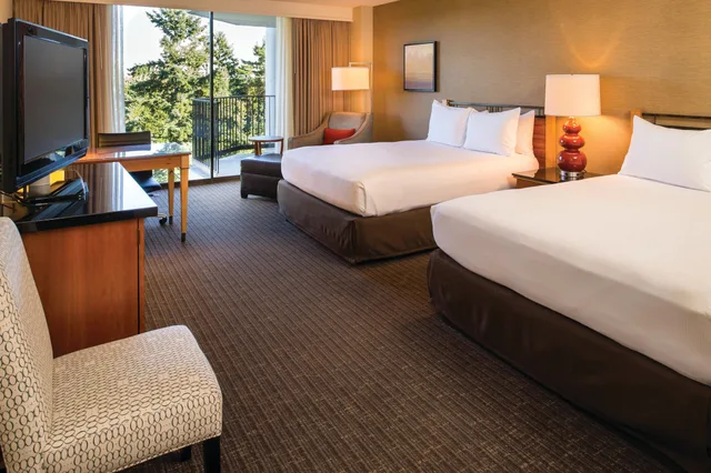 غرفة بسريرين كوين بإطلالة على الجبل، Doubletree By Hilton Hotel Seattle Airport 1/1