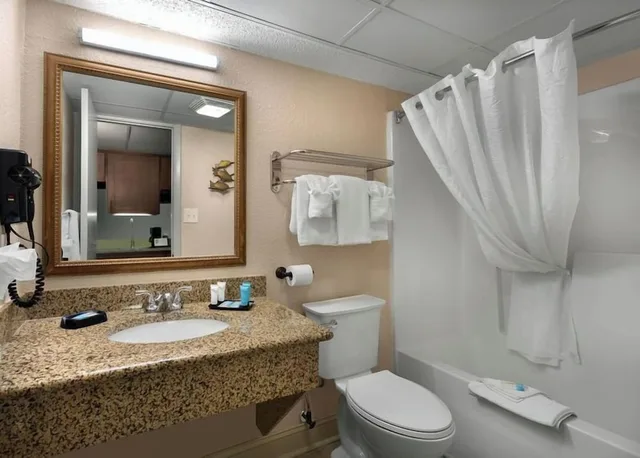 Efficiency, Tower, King Bed, Ocean Front, Kitchen، Sea Crest Oceanfront Resort 4/9