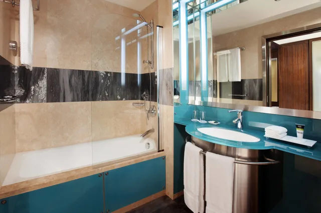 1 Bedroom, Junior Suite, Pool Access, Corner، Four Points By Sheraton Le Verdun Beirut 3/3
