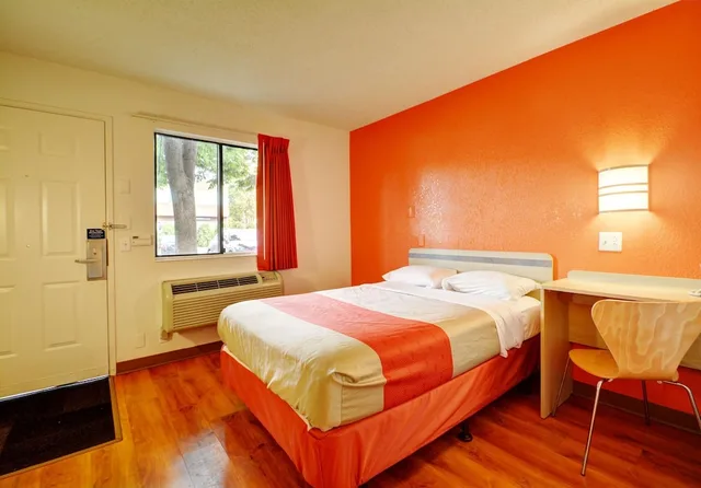 غرفة قياسية بسرير كوين للمدخنين، Motel6 Wethersfield, CT - Hartford 3/9