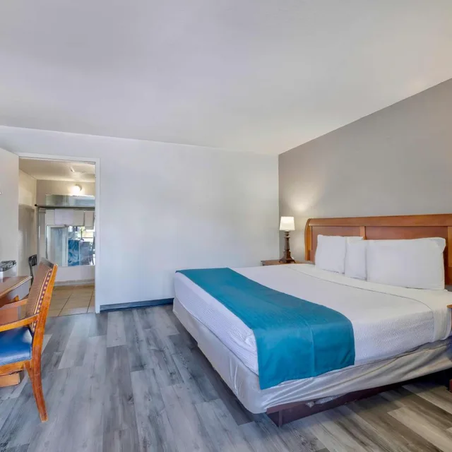 1 King Bed - Mobil Access Tub Nsmk Micfridg، Motel6 Harrisburg, PA – Near PA Expo Center 6/10