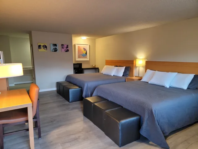 Luxury, 2 King Beds, Mountain View, Garden Of The Gods Motel 3/4