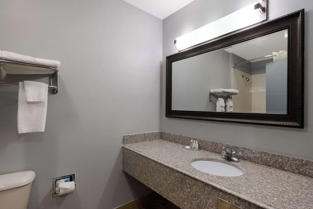 غرفة بسرير كينج لذوي الإعاقة، Quality Inn & Suites Oklahoma City North 2/3