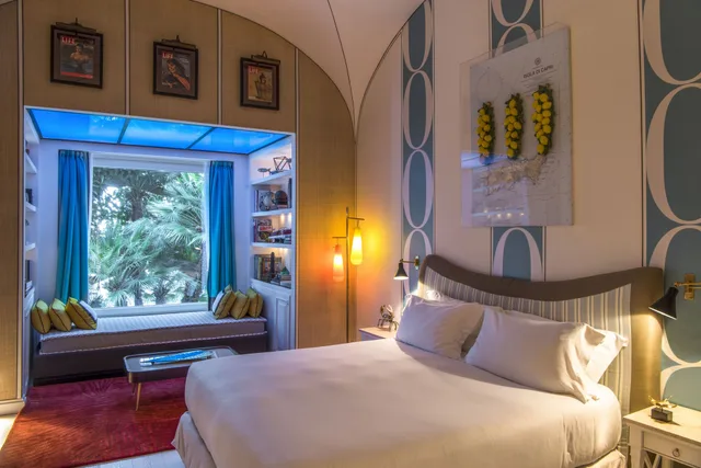 جناح جونيور بسرير كينج بإطلالة على الفناء بشرفة مع أريكة، Capri Tiberio Palace - The Leading Hotels of the World 2/5