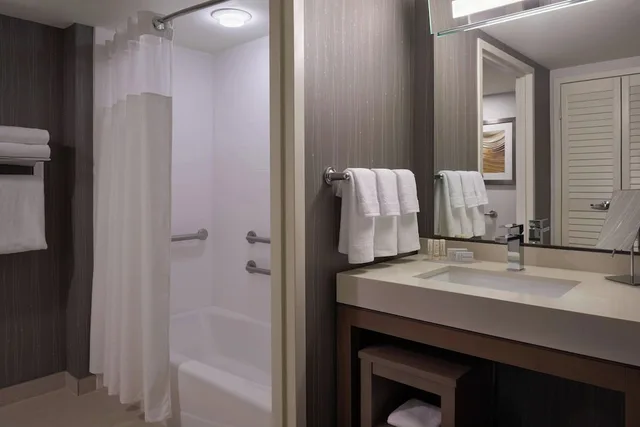 Room, 2 Queen Beds, Airport View, Sofa، Courtyard Marriott Toronto Airport 4/4