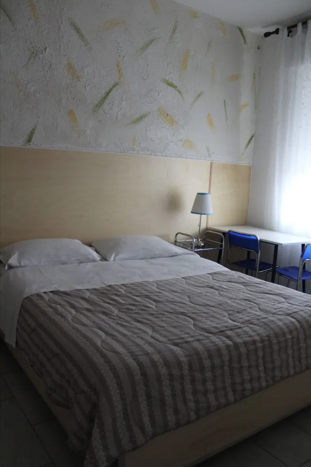 غرفة بسرير كوين بحمام خاص، Albergo Moderno 1/6
