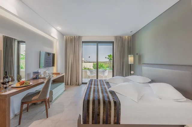 جناح تنفيذي بسريرين منفصلين بغرفة نوم واحدة مع أريكة، Astir Odysseus Kos Resort and Spa 4/10