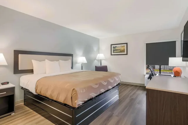 غرفة قياسية بسرير كينج، Quality Inn Jacksonville Near Camp Lejeune 1/4