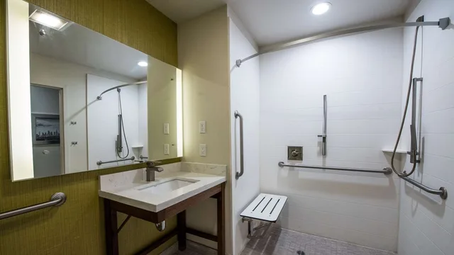 غرفة بسرير كينج لذوي الإعاقة، Best Western Plus Gardena Inn & Suites 4/5