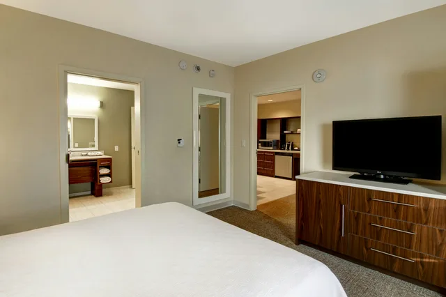 جناح بسرير كوين لذوي الإعاقة، Home2 Suites By Hilton West Edmonton Alberta Canada 1/10