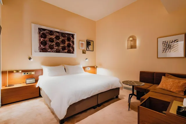 Economy, King Bed, No Window, Hotel Mercier 1/1