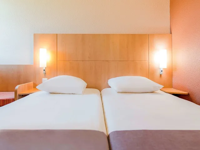 Standard, 1 Double and 1 Single Bed, Ibis Besanon Marchaux 2/4