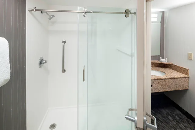 غرفة بسرير كينج، Courtyard Tuscaloosa By Marriott 2/3