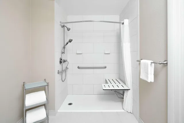 جناح لذوي الإعاقة، DoubleTree Suites by Hilton Charlotte SouthPark 3/3