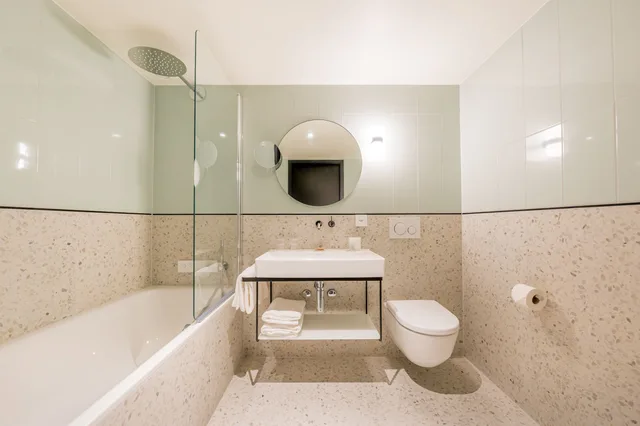 جناح جونيور، Hotel D Bulle 2/2