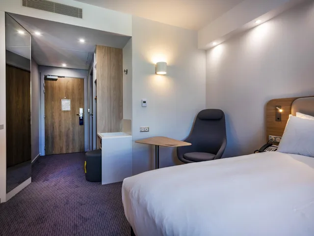 غرفة قياسية بسرير كينج وسرير كوين، Holiday Inn Express Nice - Grand Arenas 3/10