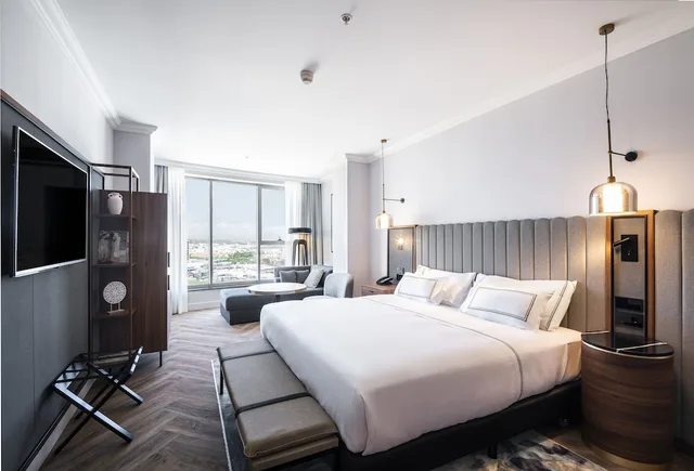 The Level, Supreme, King Bed, with View, Sofa، Melia Valencia Palacio de Congresos Formely Hilton Valencia 1/6