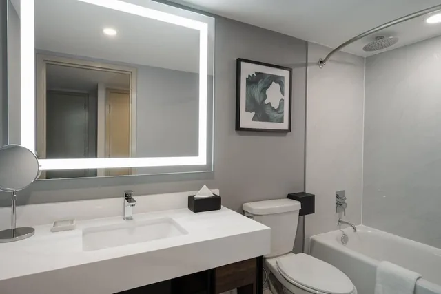 Room, King Bed, Pool Side, Direct Pool Access، Hilton Winnipeg Airport Suites 6/7