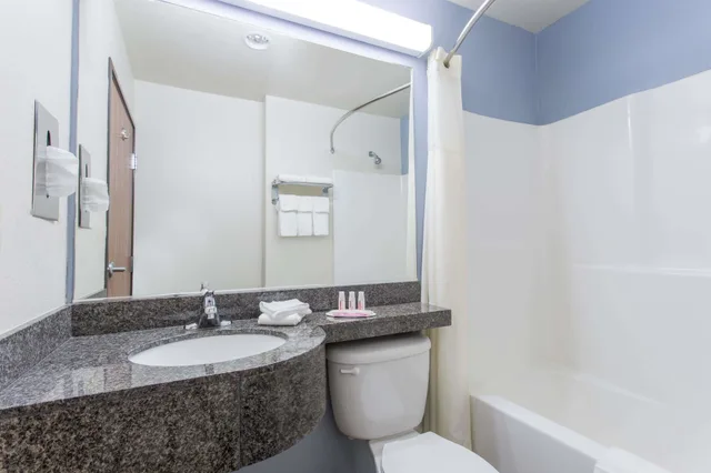 Standard, Queen Bed, Microtel Inn Suites Klamath Falls 9/10