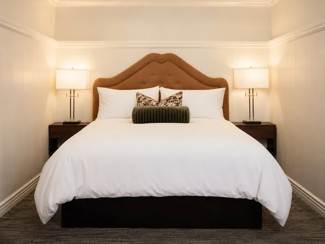 Premium, Studio, King Bed, Jetted Tub, Wayside Inn 2/6