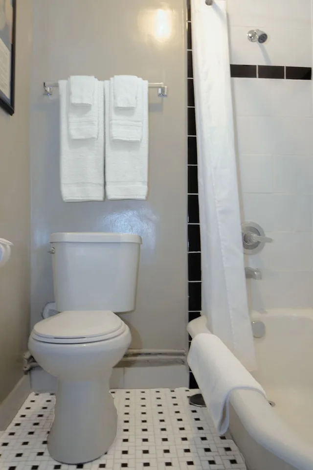Private, 2 Double Beds, Private Bathroom، Gardner Hotel & Hostel 3/4