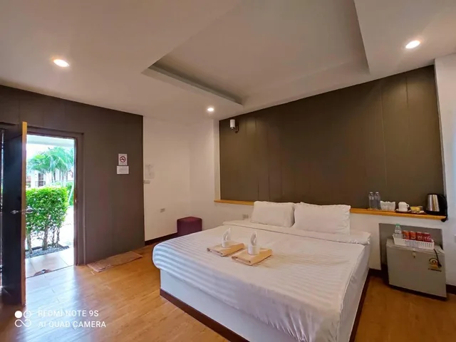 غرفة بسرير كينج بشرفة بإطلالة، IP Plus Resort Chanthaburia - Halal Hotel 1/1