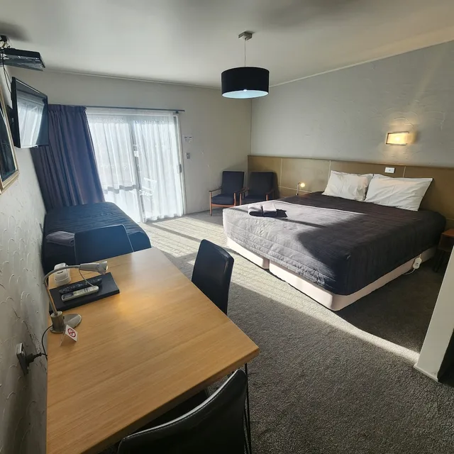 Premier, Twin Beds, 1 King and 1 Single Beds, 16 Northgate Motor Lodge 5/7