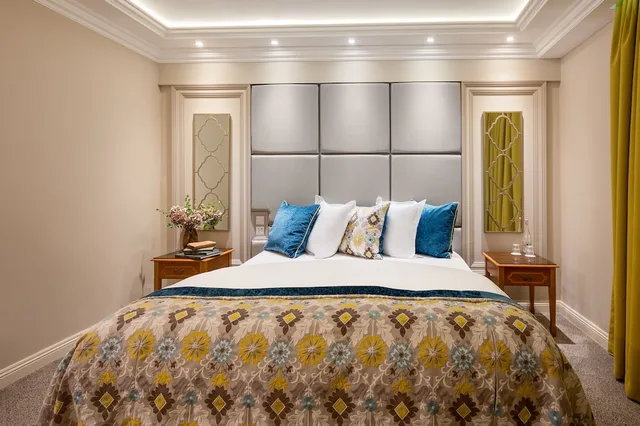 غرفة تنفيذية بسرير كينج، Corks Vienna Woods Hotel and Villas 1/7