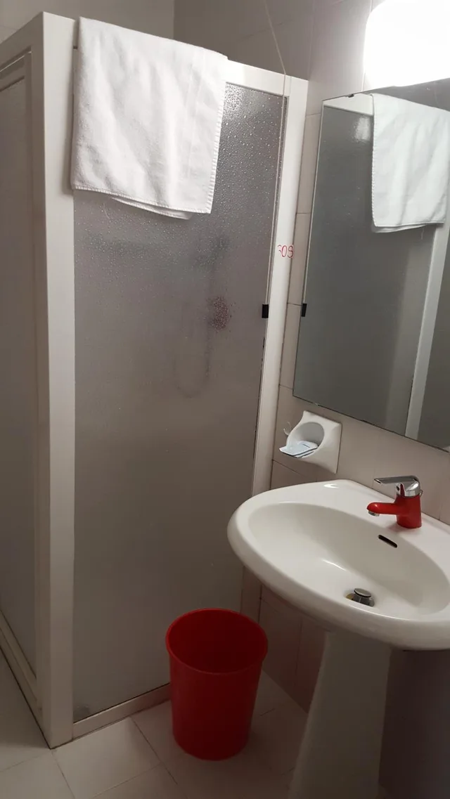 Double Standard, Royal Hotel Garda 9/10