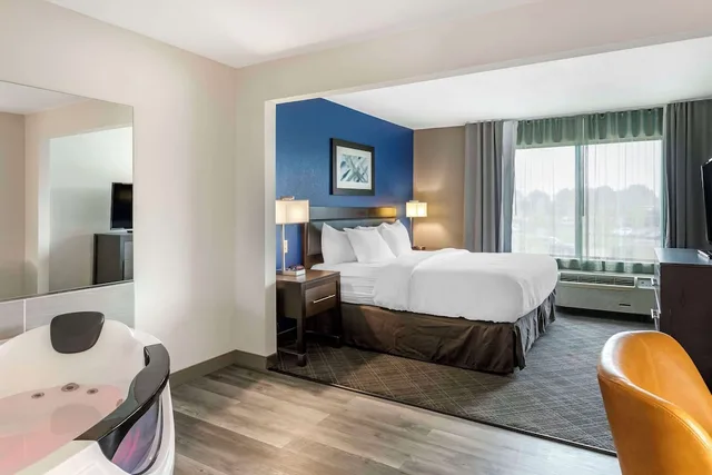 غرفة بسرير كينج بجاكوزي، Comfort Inn & Suites Grand Blanc/Flint 4/10